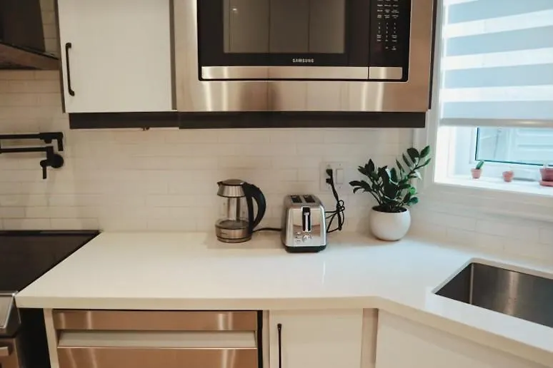 Toronto Junction Hideaway Apartment 0*,