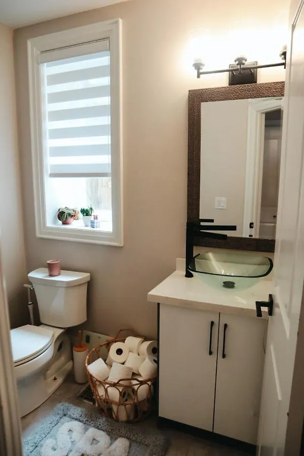 Toronto Junction Hideaway Apartment 0*,